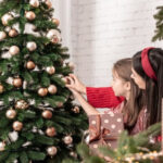 5 Tips Hias Pohon Natal Bersama Anak: Ciptakan Momen Penuh Makna dan Aman