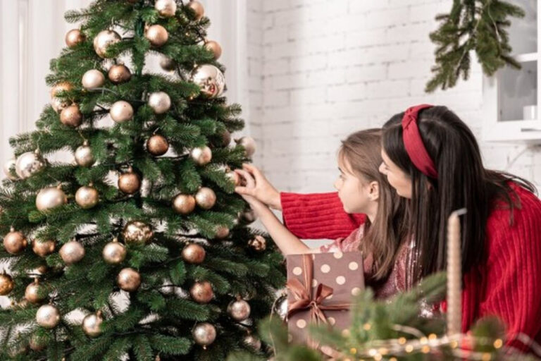 5 Tips Hias Pohon Natal Bersama Anak: Ciptakan Momen Penuh Makna dan Aman