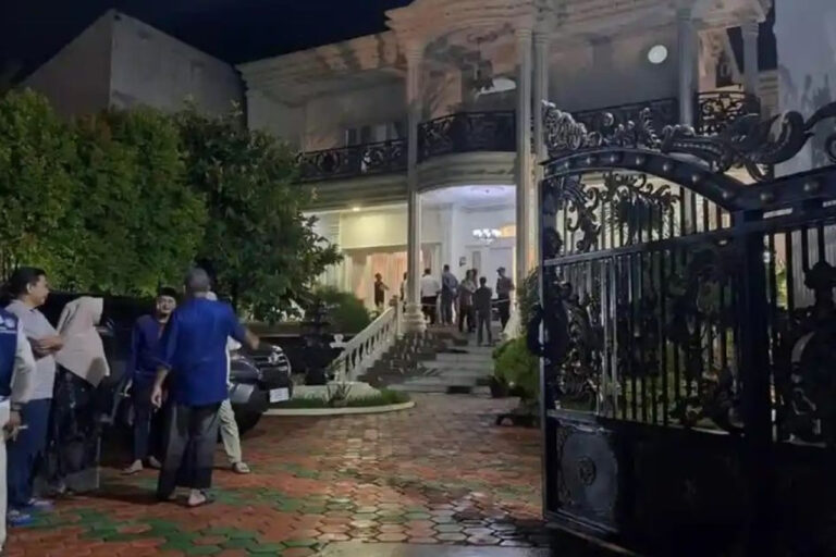 Bocah 9 Tahun Tewas di Rumah Mewah, Anak Politisi PKS Diduga Ditusuk Puluhan Kali Bocah 9 Tahun Tewas di Rumah Mewah, Anak Politisi PKS Diduga Ditusuk Puluhan Kali