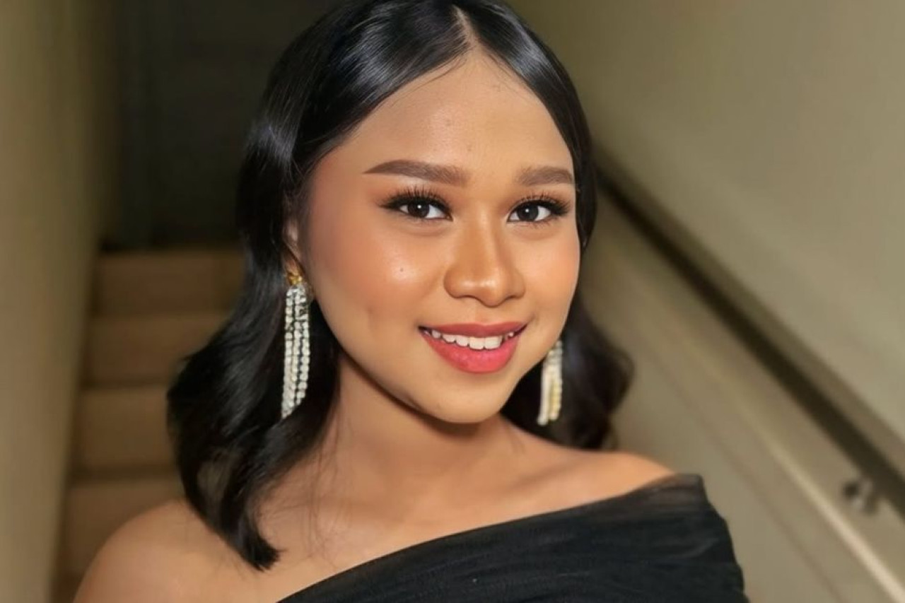 April memiliki kisah pilu sebelum menjadi salah satu peserta Dangdut Academy 7.