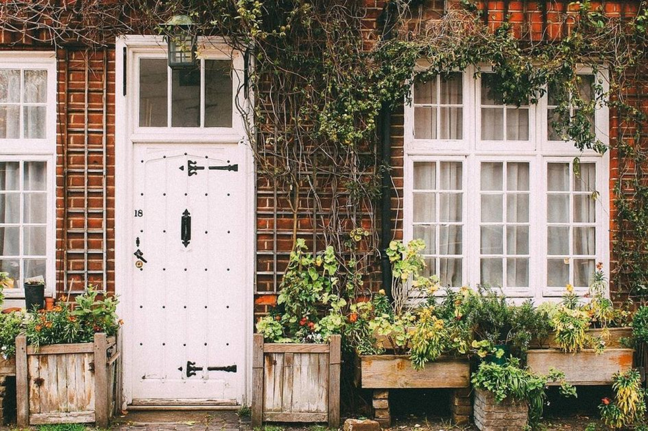 Arti mimpi pintu tertutup, simbol hambatan, perlindungan, dan jalan hidup yang belum terbuka.