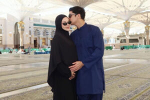 Di tengah kehamilan anak pertama mereka, Alyssa berkesempatan menunaikan ibadah umrah bersama sang suami, Al Ghazali.