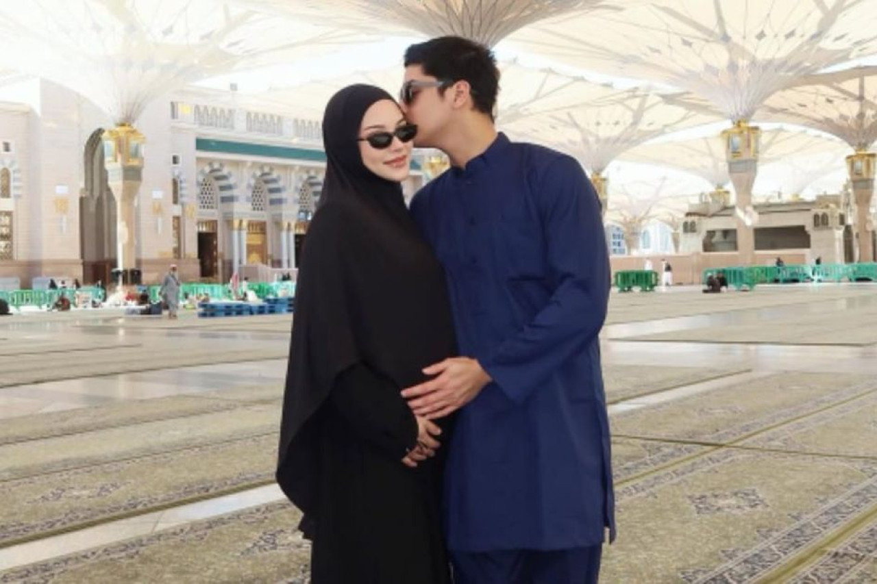 Di tengah kehamilan anak pertama mereka, Alyssa berkesempatan menunaikan ibadah umrah bersama sang suami, Al Ghazali.