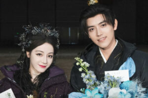 Drama Love Beyond the Grave merupakan drama romantis fantasi yang disutradarai oleh Qin Zhen.