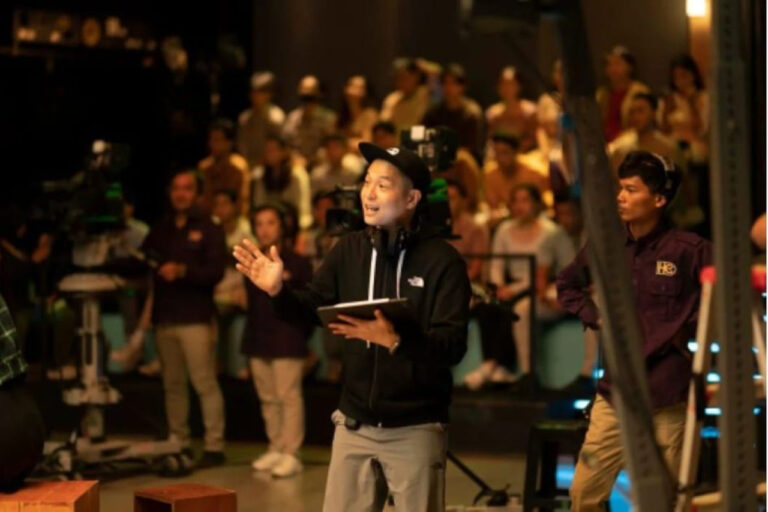 Ernest Prakasa Ungkap ‘Ide Jahil’ di Balik Film Lupa Daratan: Keluar dari Zona Nyaman Ernest Prakasa Ungkap ‘Ide Jahil’ di Balik Film Lupa Daratan: Keluar dari Zona Nyaman