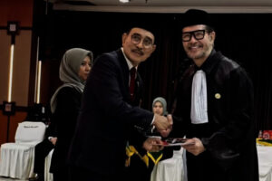 Ferry Salim Resmi Jadi Advokat di Usia 58 Tahun, Bagikan Momen Sumpah Sakral