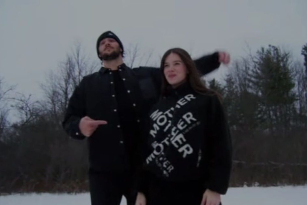 Hailee Steinfeld umumkan kehamilan anak pertamanya dengan Josh Allen.