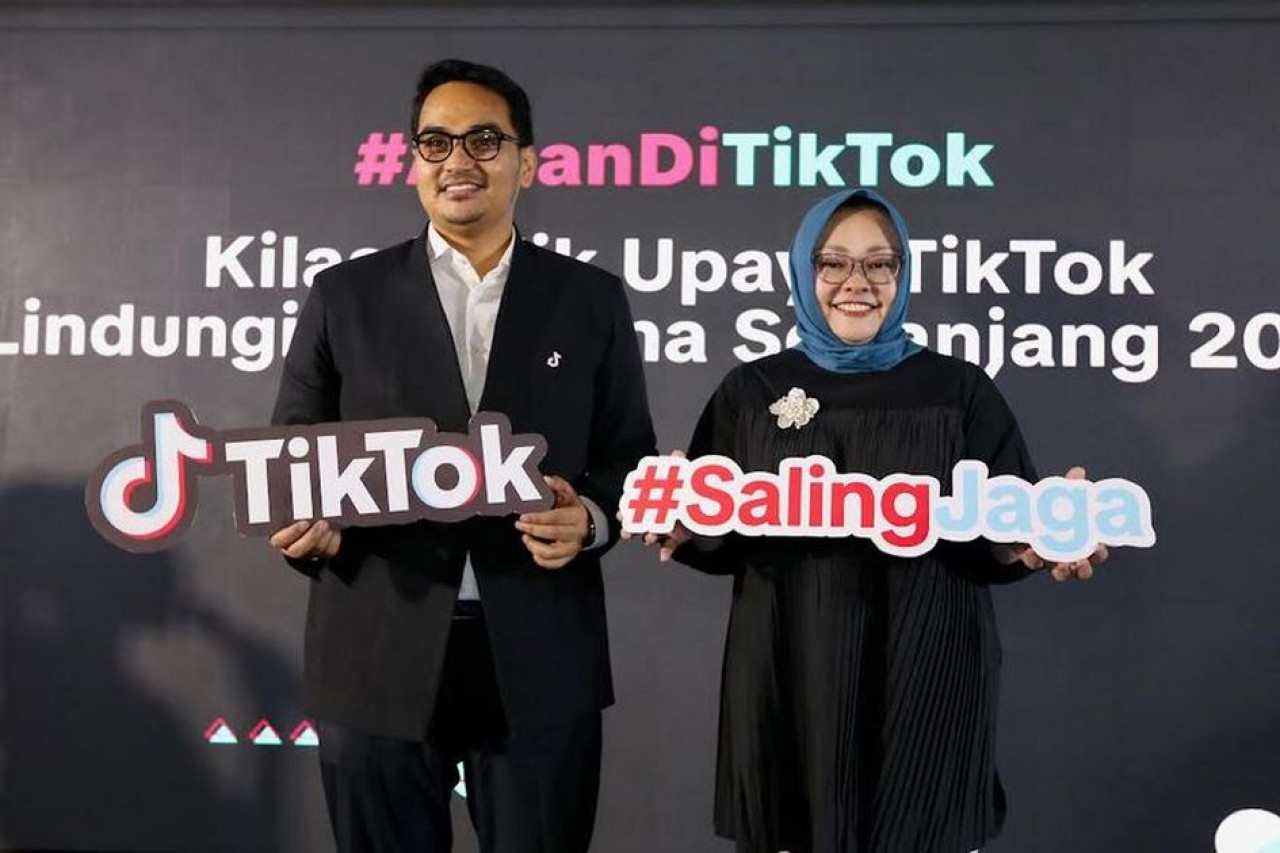 Hilmi Adrianto, Head of Public Policy and Government Relations, TikTok Indonesia (kiri) dan Mediodecci Lustarini, S.KM., S.H., M.C.MS, Sekretaris Ditjen Pengawasan Ruang Digital (kanan), dalam konfersensi pers di Hotel Des Indes Jakarta Pusat, Selasa (16/12/2025)