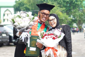 Iya Kuya lulus magister Hukum di UNISSULA.