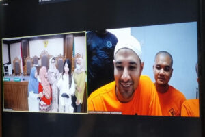 Kamelia selalu dampingi Ammar Zoni saat hadapi kasus narkoba, Aditya Zoni puji kesetiaan sang dokter. (Ammar Zoni berbicara dengan dokter Kamelia usai sidang di PN Jakarta Pusat, Kamis (20/11/2025)).