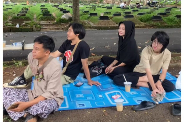Kompak! Istri dan Anak Epy Kusnandar Renovasi Makam, Kenang Tawa Sang Ayah