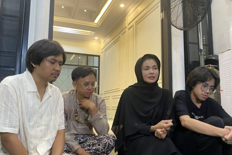 Istri Epy Kusnandar Jelaskan Alasan Tak Dimakamkan di Garut, Bantah Wasiat Viral Istri Epy Kusnandar Jelaskan Alasan Tak Dimakamkan di Garut, Bantah Wasiat Viral