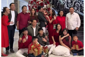 Keluarga besar suami Jessica Mila, Yakup Hasibuan, menggelar perayaan Early Christmas Celebration yang penuh kehangatan.