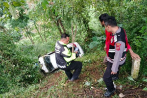 Kronologi mobil wisatawan terjun ke jurang di kawasan Puncak Bogor.