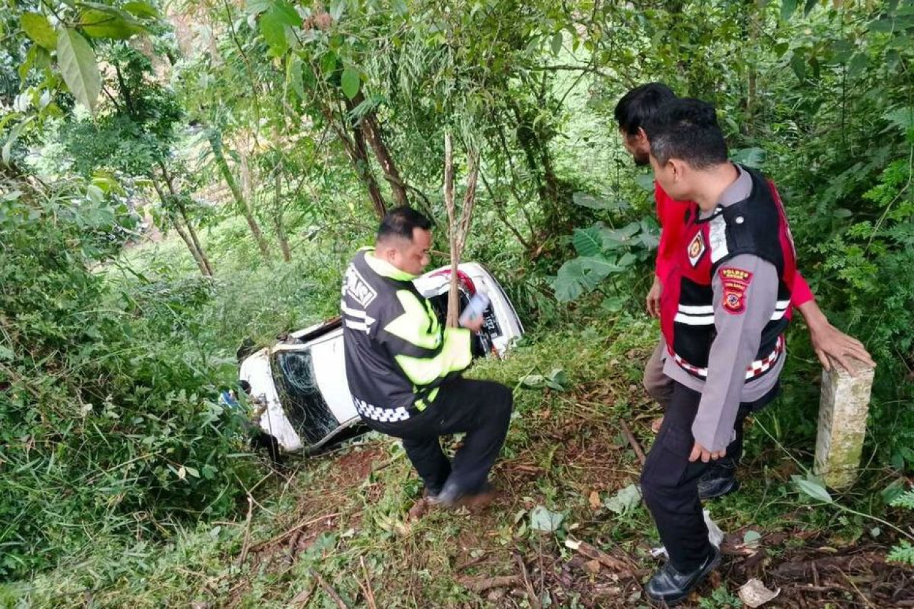 Kronologi mobil wisatawan terjun ke jurang di kawasan Puncak Bogor.