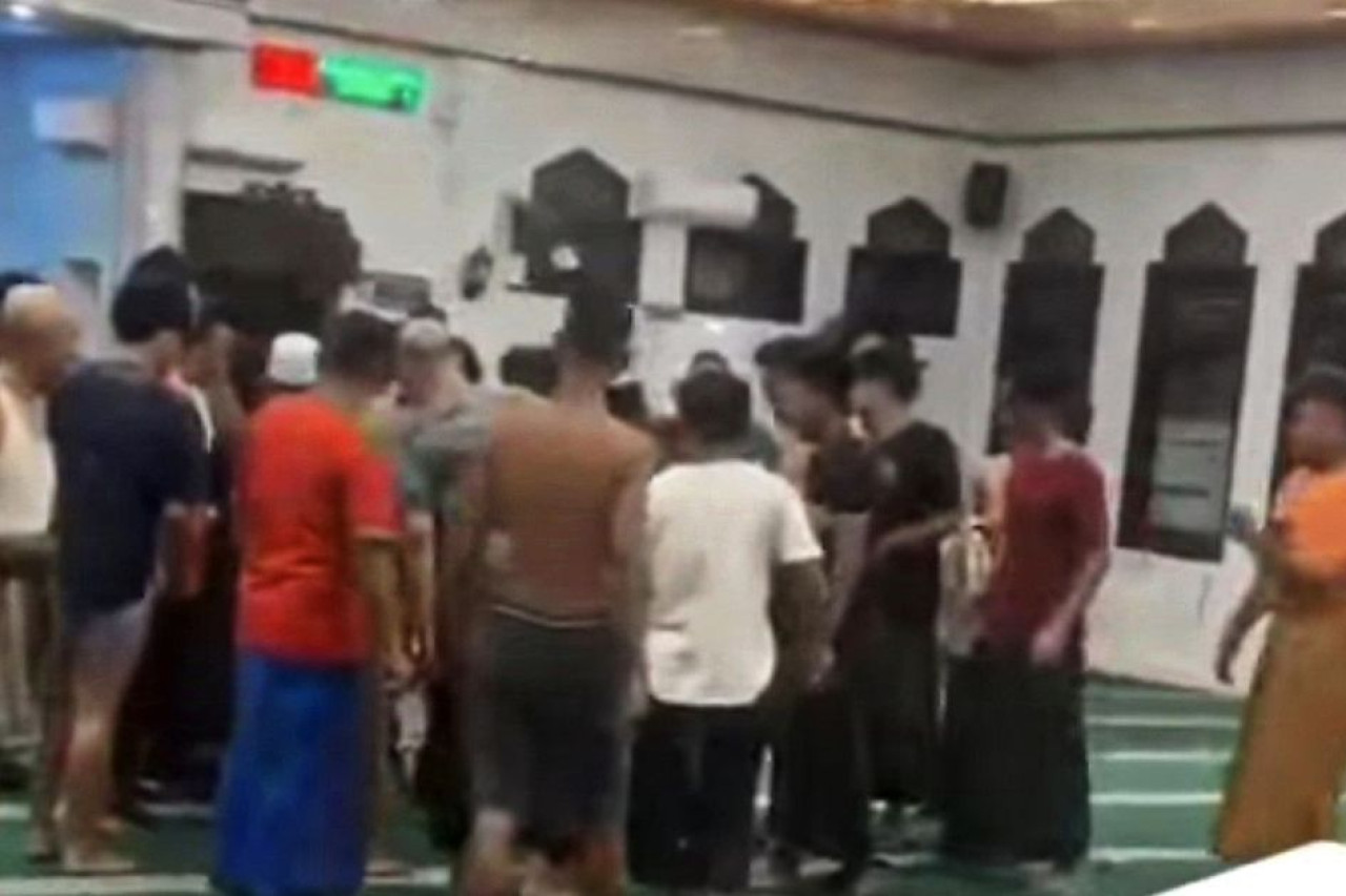 Pengumuman Kiamat di Masjid Sampang Gemparkan Warga, Pelaku Ternyata ODGJ Pengumuman Kiamat di Masjid Sampang Gemparkan Warga, Pelaku Ternyata ODGJ