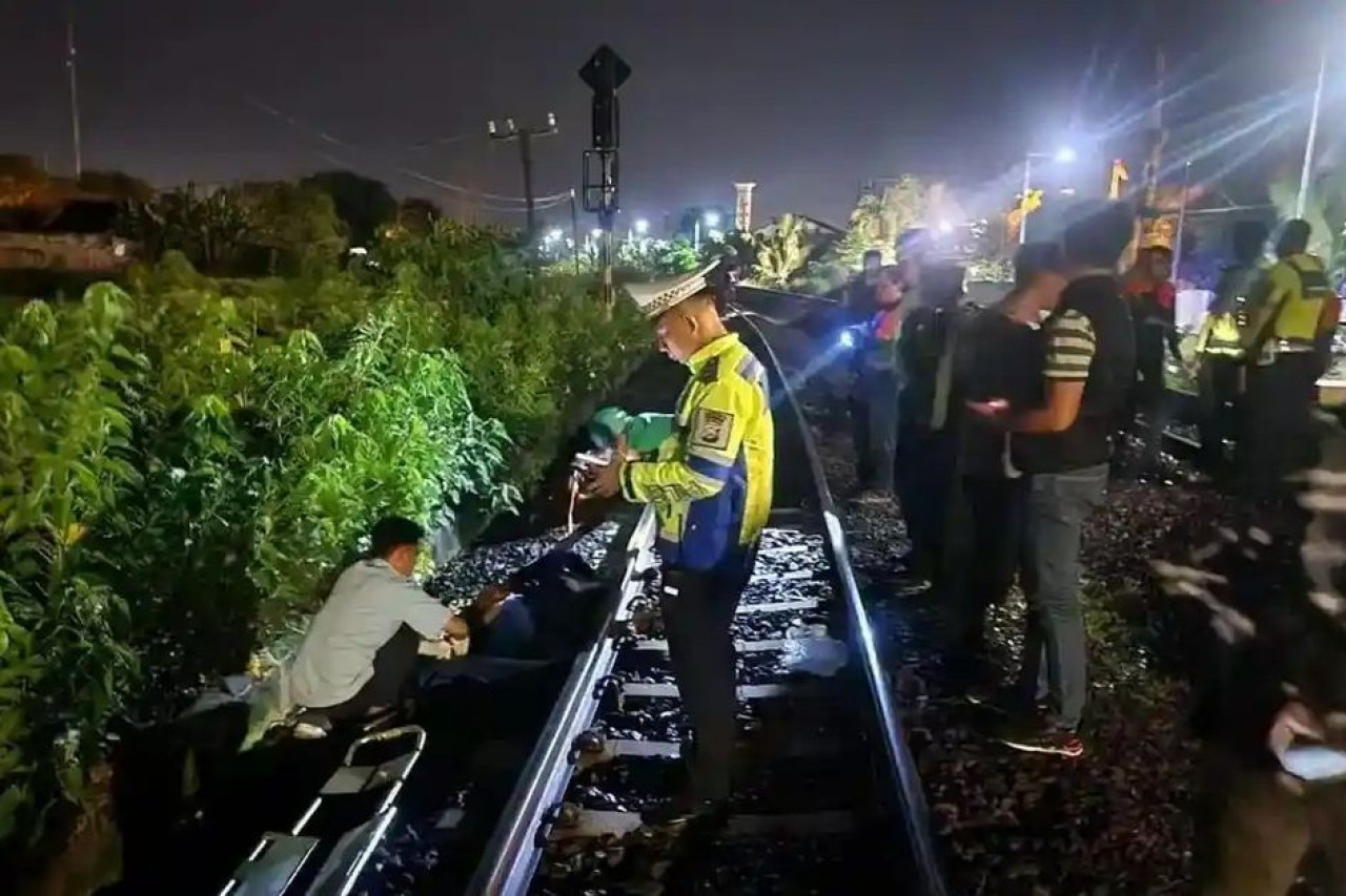 Pria Diduga Polisi Ditemukan Tewas di Pinggir Rel Lamongan, Luka Kepala Jadi Sorotan
