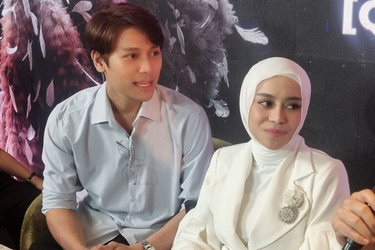 Hamil Anak Ketiga, Lesti Kejora Blusukan Serahkan Bantuan Banjir Sumatera Hamil Anak Ketiga, Lesti Kejora Blusukan Serahkan Bantuan Banjir Sumatera