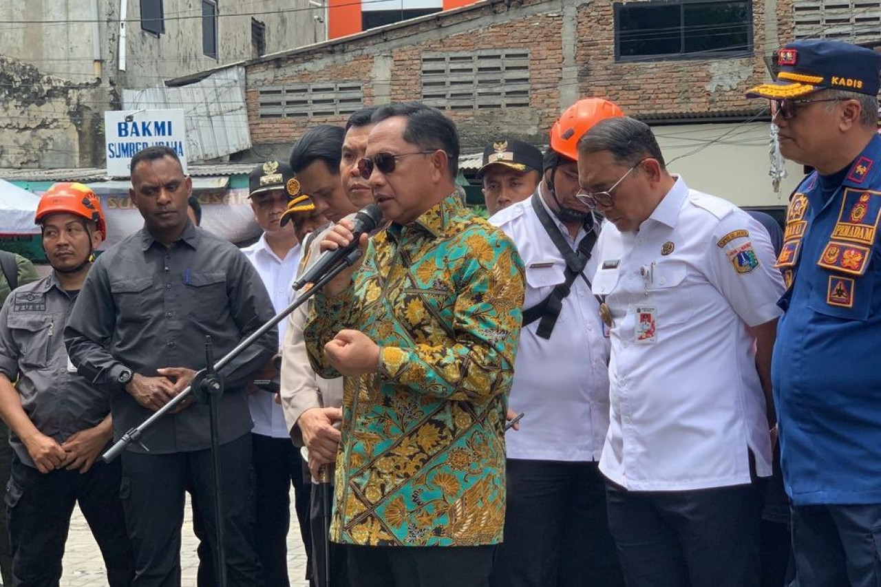 Mendagri Tito Tinjau Lokasi Kebakaran Maut Terra Drone, Instruksi Langsung dari Istana
