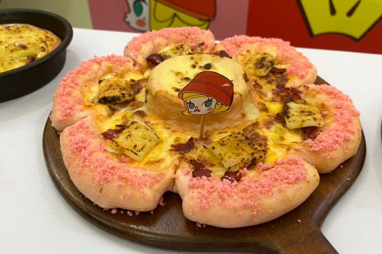 Pizza Hut Hadirkan Sentuhan Ceria Molly untuk Momen Akhir Tahun