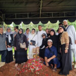 Ratusan Pelayat Hadiri Pemakaman Yaya Moektio, Sang Anak Ungkap Sifat Asli Sang Ayah