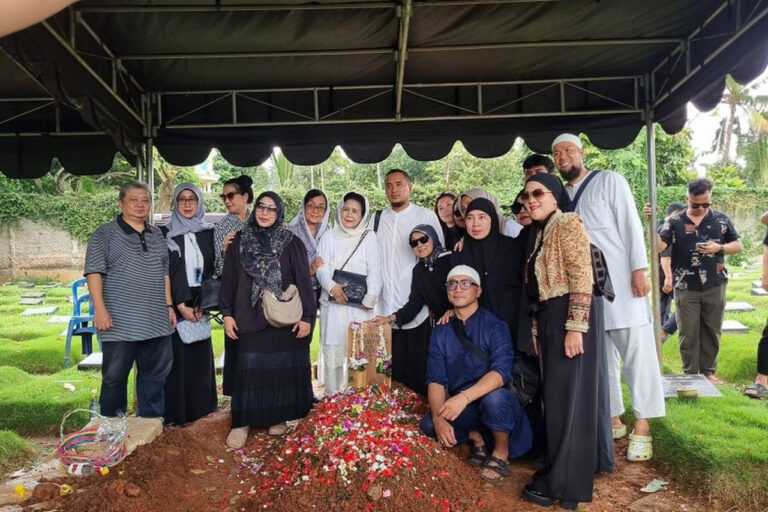 Ratusan Pelayat Hadiri Pemakaman Yaya Moektio, Sang Anak Ungkap Sifat Asli Sang Ayah