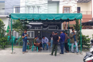 Pra rekonstruksi kasus dugaan anak SD bunuh ibu kandung di Medan digelar, terduga pelaku didampingi oleh psikolog.