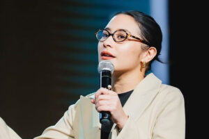 Prilly Latuconsina memberikan kejutan istimewa dengan menghadiri langsung acara akad nikah salah satu penggemarnya yang tergabung dalam komunitas &ldquo;Prillvers&rdquo;.