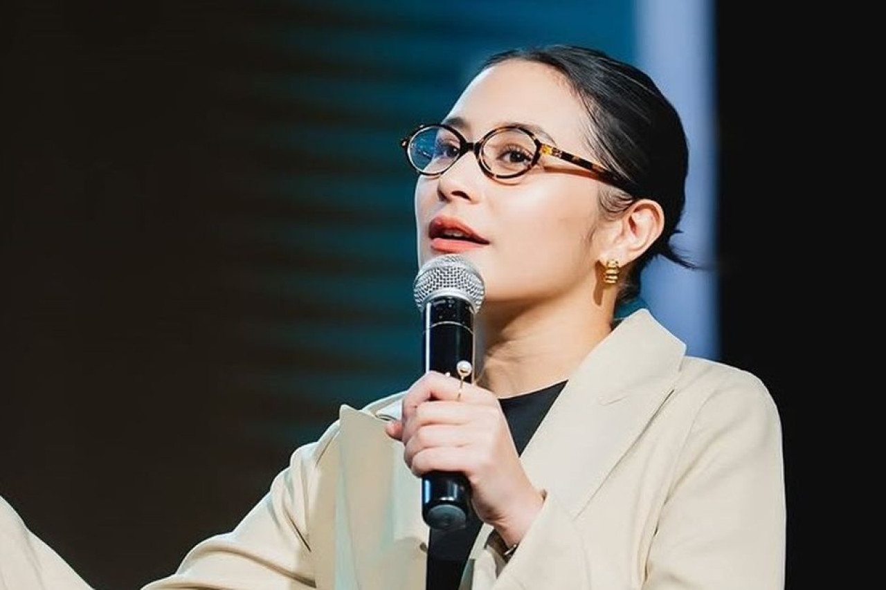 Prilly Latuconsina memberikan kejutan istimewa dengan menghadiri langsung acara akad nikah salah satu penggemarnya yang tergabung dalam komunitas &ldquo;Prillvers&rdquo;.