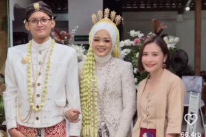 Prilly Latuconsina menghadiri pernikahan fasnya di Jogjakarta.