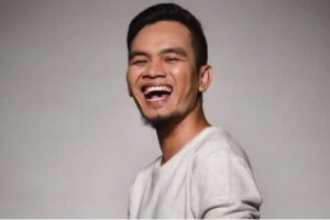 Profil Bene Dion, komika sekaligus pemeran film Agak Laen, lulusan UGM dengan predikat Cumlaude.