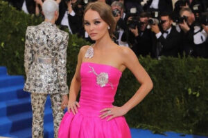Profil Lily-Rose Depp, anak dari aktor Johnny Depp itu diketahui ikut terjun ke dunia akting