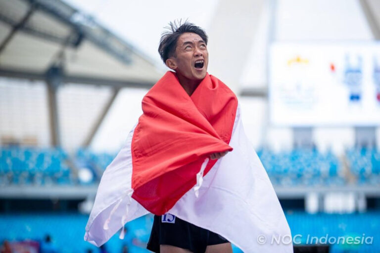 Robi Syianturi Lelang Singlet Emas SEA Games 2025 untuk Korban Bencana Sumatera Robi Syianturi Lelang Singlet Emas SEA Games 2025 untuk Korban Bencana Sumatera