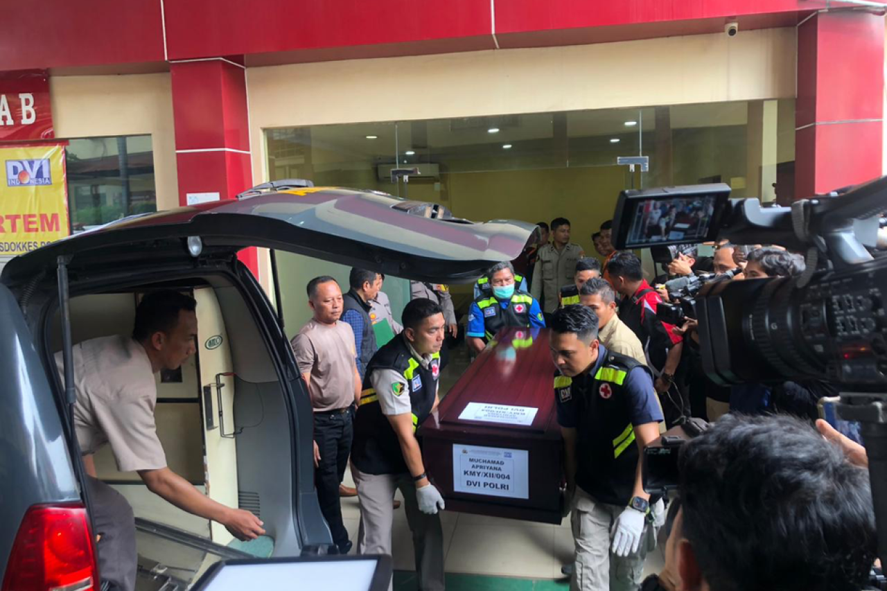 Prosesi Haru Penyerahan Jenazah Korban Kebakaran Terra Drone di RS Polri