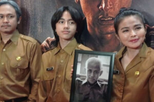 Karina Ranau Hadiri Gala Premier Film Putra Kenakan Seragam PNS Sambil Peluk Foto Epy Kusnandar