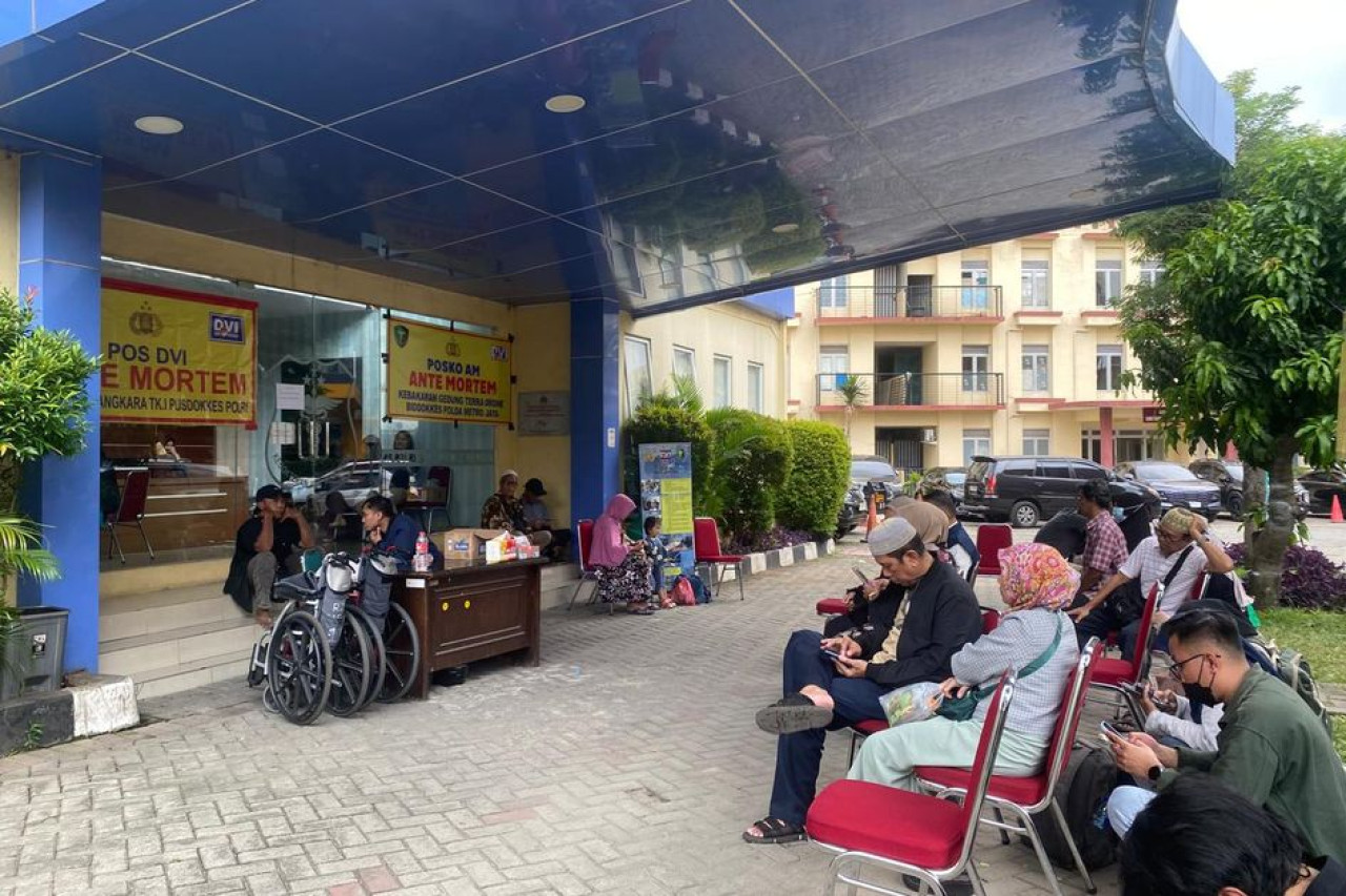 Keluarga Korban Kebakaran Gedung Terra Drone Padati RS Polri, Menanti Identifikasi Jenazah