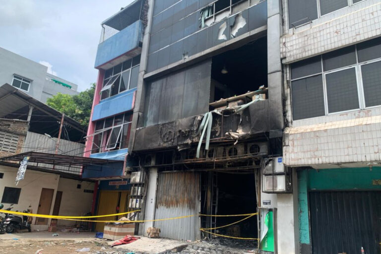 Gedung Terra Drone Dipasangi Garis Polisi, Bau Asap Masih Tercium Pasca Kebakaran Gedung Terra Drone Dipasangi Garis Polisi, Bau Asap Masih Tercium Pasca Kebakaran
