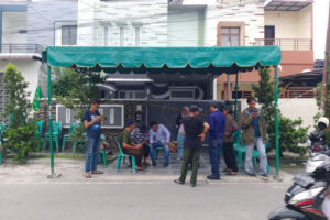 Suasana kediaman korban, Faizah (42), di Jalan Dwikora, Kota Medan, pada Rabu (10/12/2025). Faizah diduga dibunuh oleh anaknya sendiri yang masih berusia 12 tahun, kerabat korban curiga