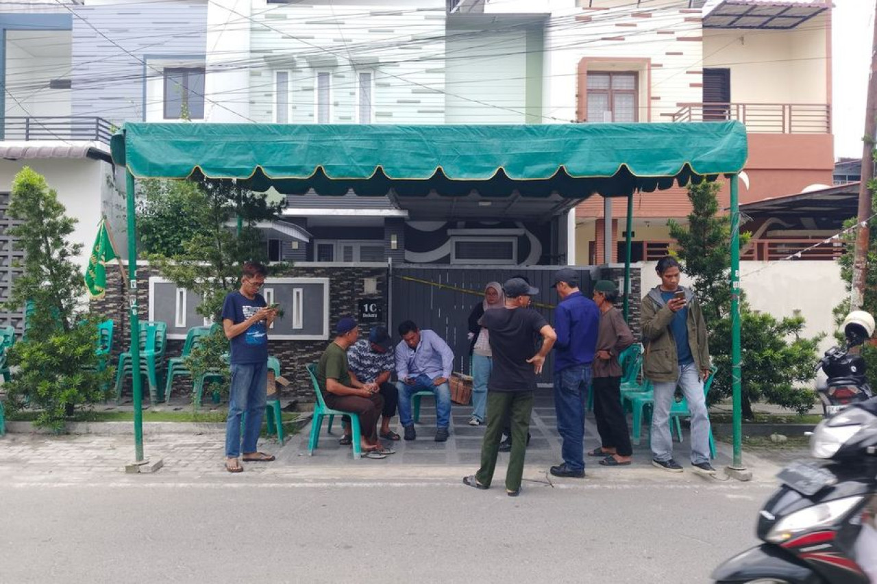 Suasana kediaman korban, Faizah (42), di Jalan Dwikora, Kota Medan, pada Rabu (10/12/2025). Faizah diduga dibunuh oleh anaknya sendiri yang masih berusia 12 tahun, kerabat korban curiga