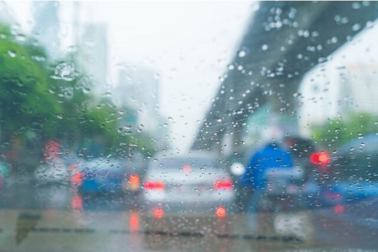 Tips rayakan Natal 2025 di musim jujan agar ibadah tetap aman dan nyaman.