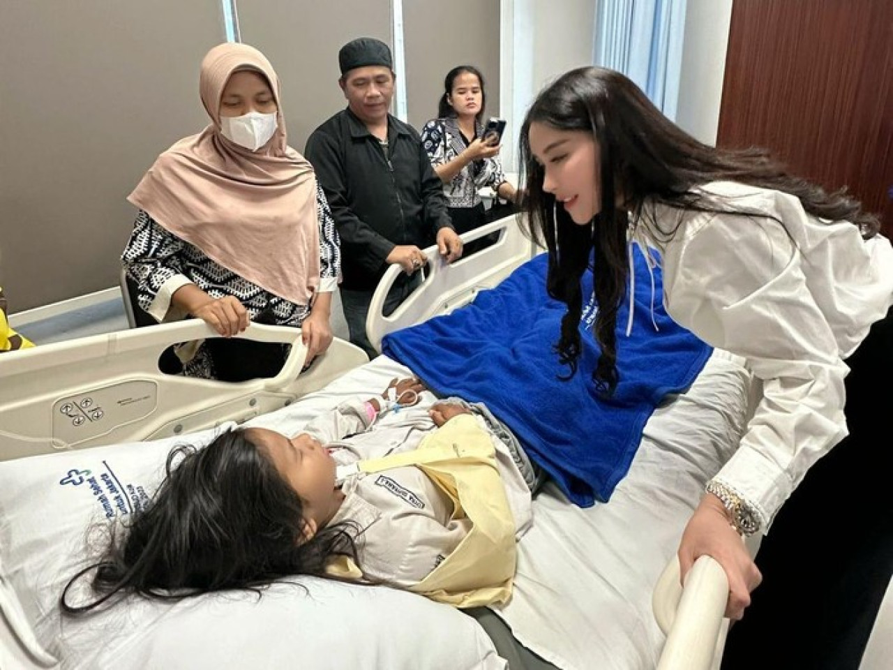 Bebizie Jenguk Korban Tabrak Mobil Sekolah, Minta Pelayanan RS Maksimal Bebizie Jenguk Korban Tabrak Mobil Sekolah, Minta Pelayanan RS Maksimal