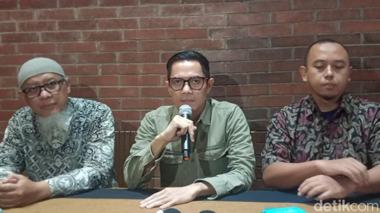 Dude Harlino Turun Tangan Bantu Lender DSI Suarakan Dana Macet Rp 1,2 T Dude Harlino Turun Tangan Bantu Lender DSI Suarakan Dana Macet Rp 1,2 T