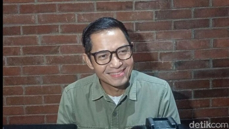 Dude Harlino Berduka, Keluarga di Padang Terdampak Banjir dan Longsor Dude Harlino Berduka, Keluarga di Padang Terdampak Banjir dan Longsor