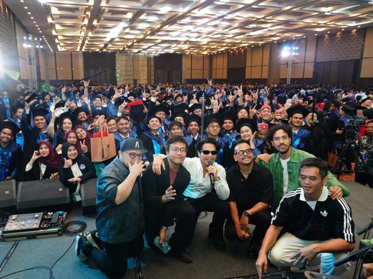 Nidji Hibur Wisudawan Universitas Mercu Buana dengan Lagu Hits dan Pesan Inspiratif