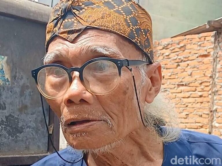 Rumah Warisan Roboh, Aktor Senior Diding Boneng Mengungsi di Kantor RW Matraman