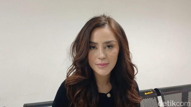 Safa Marwah Buka Suara soal Isu Hubungan dengan Ridwan Kamil: Hanya Gosip dan Teman Profesional Safa Marwah Buka Suara soal Isu Hubungan dengan Ridwan Kamil: Hanya Gosip dan Teman Profesional