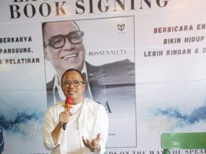 Ronni Waluya Rayakan 3 Dekade Karier Musik dengan Peluncuran Buku “Bicara Enak”