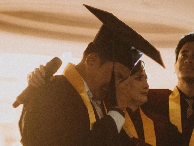 Tangis Kiki Farrel Pecah di Hari Wisuda, Ingat Mendiang Sang Ibunda Setelah 17 Tahun Tangis Kiki Farrel Pecah di Hari Wisuda, Ingat Mendiang Sang Ibunda Setelah 17 Tahun