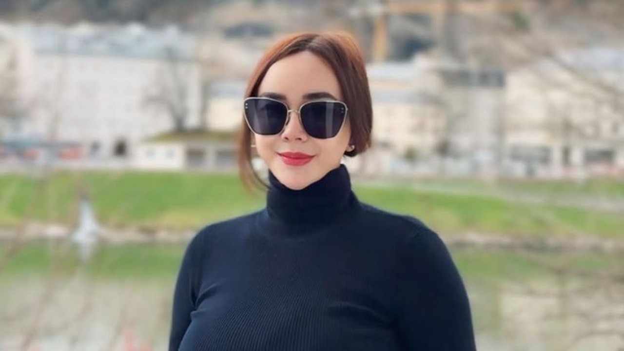 Aura Kasih Unggah Pesan Syukur di Tengah Isu Perceraian Mantan Pejabat Aura Kasih Unggah Pesan Syukur di Tengah Isu Perceraian Mantan Pejabat