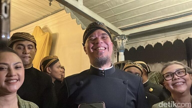 Jelang Jadi Kakek, Ahmad Dhani Perluas Bisnis Kopi Dewa 19 ke Seluruh Bandara Indonesia Jelang Jadi Kakek, Ahmad Dhani Perluas Bisnis Kopi Dewa 19 ke Seluruh Bandara Indonesia